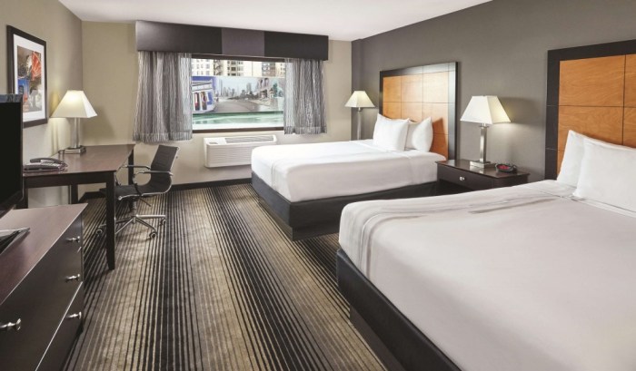 Hotel With Free Breakfast And Parking In Chicago