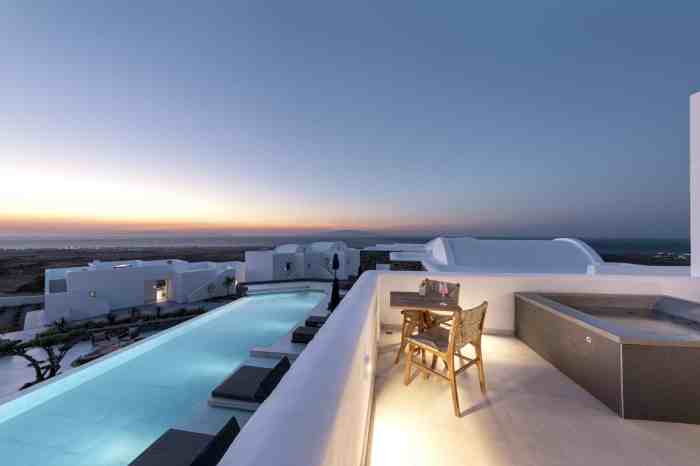 Romantic Hotel In Santorini With Sunset View